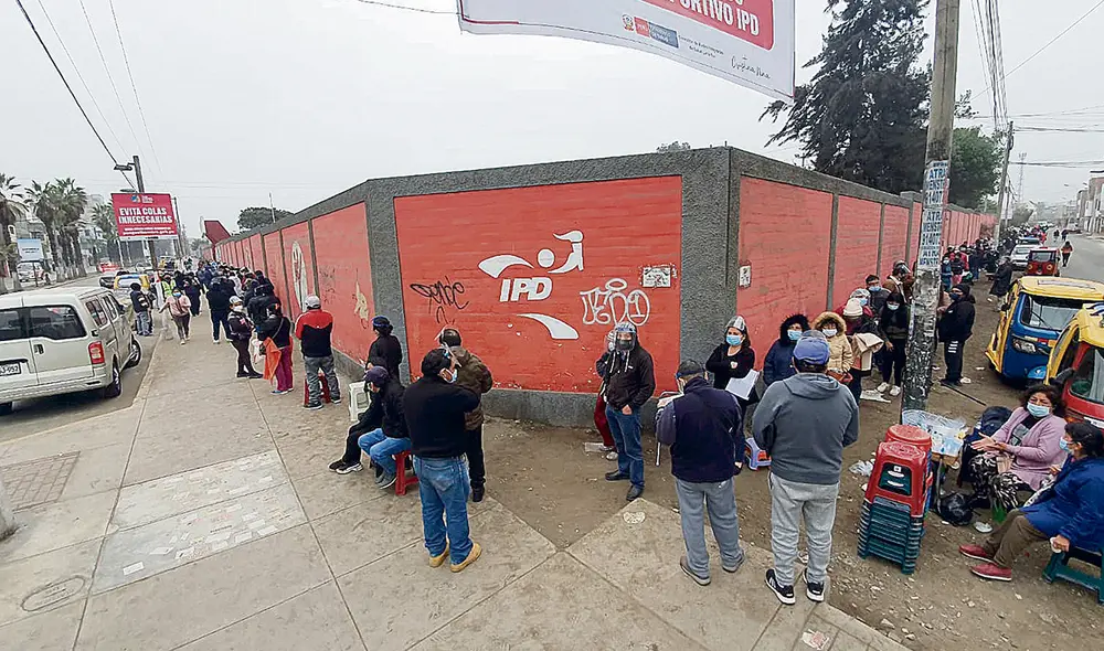Un problema por solucionar. En horas de la mañana se observan aglomeraciones en el vacunatorio del IPD, en SJM. Foto: URPI-GLR