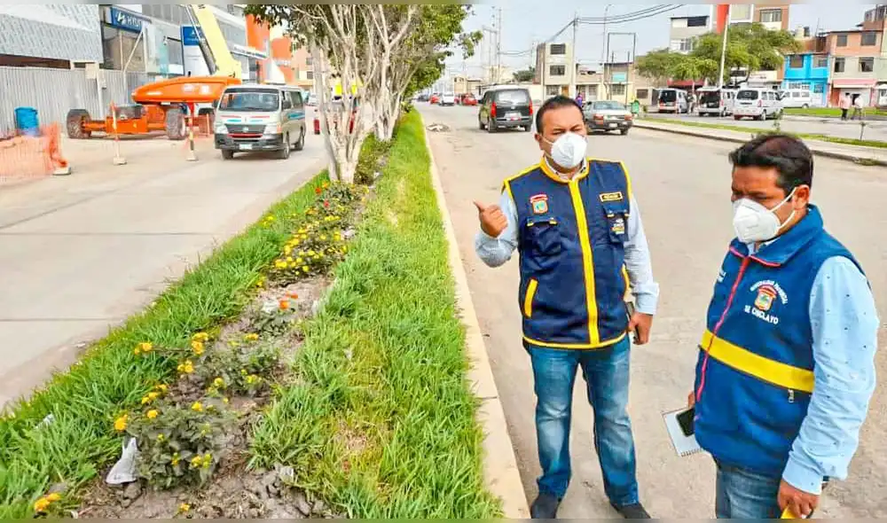 Alcalde Marcos Gasco deberá tomar acciones por el mal estado de paneles publicitarios. Foto: MPCh Alcalde Marcos Gasco deberá tomar acciones por el mal estado de paneles publicitarios. Foto: MPCh
