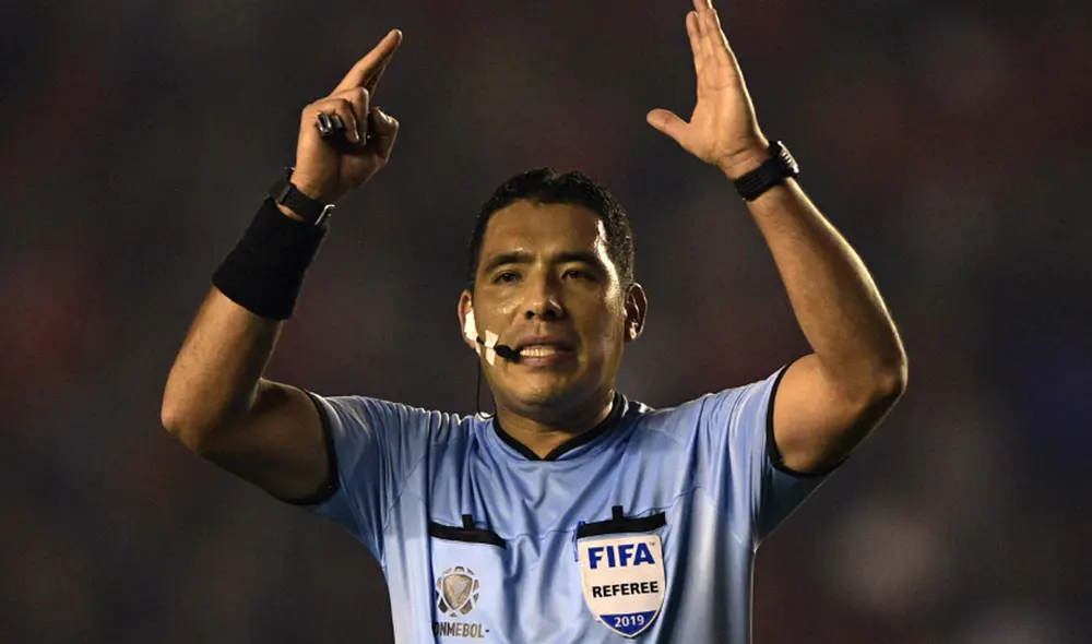 Diego Haro dirigió el Bolivia vs. Paraguay en esta Copa América. Foto: AFP