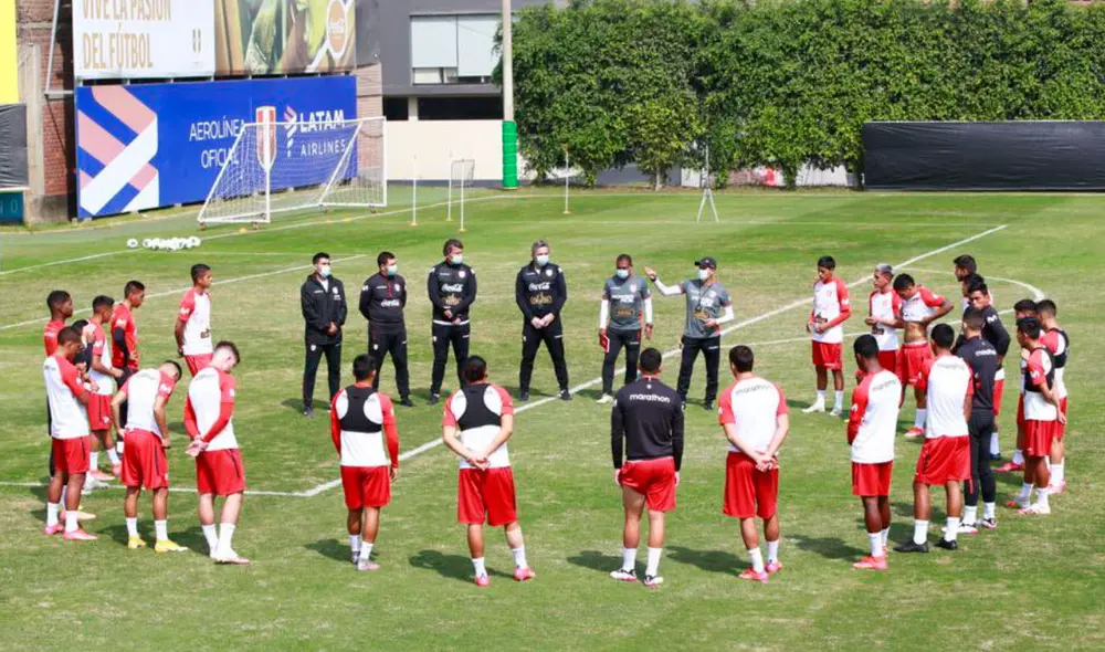Ricardo Gareca probó a Jhilmar Lora y Marcos López por las bandas en el entrenamiento de este jueves 8 de julio. Foto: FPF