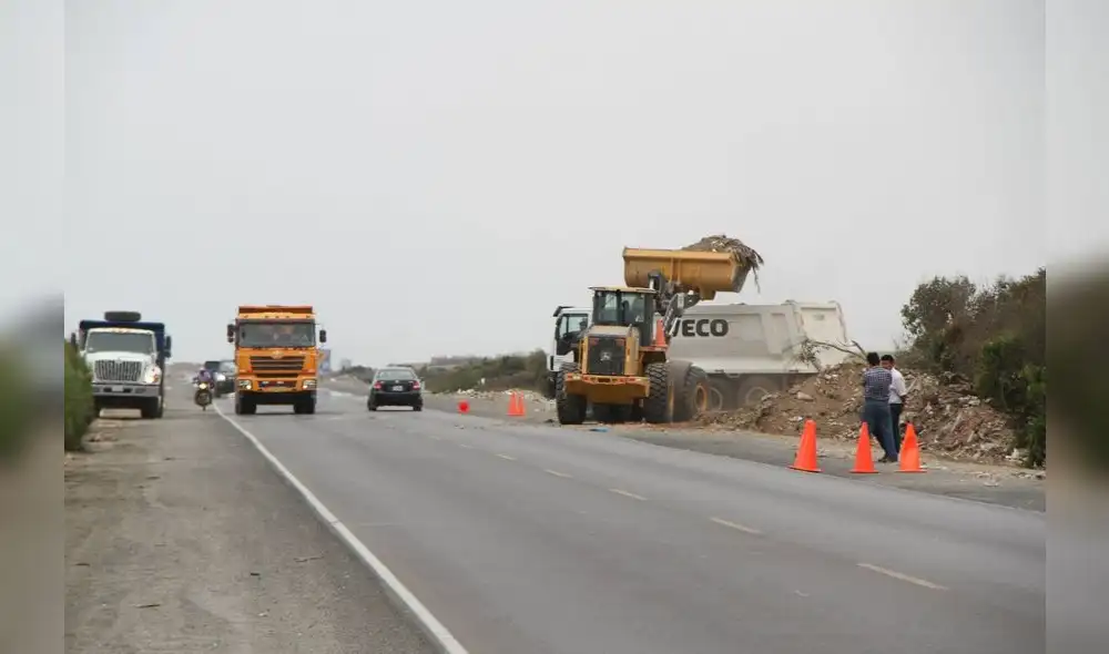 Con maquinaria pesada erradicarán basurales y desmonte en Chan Chan. Foto: DDCLL