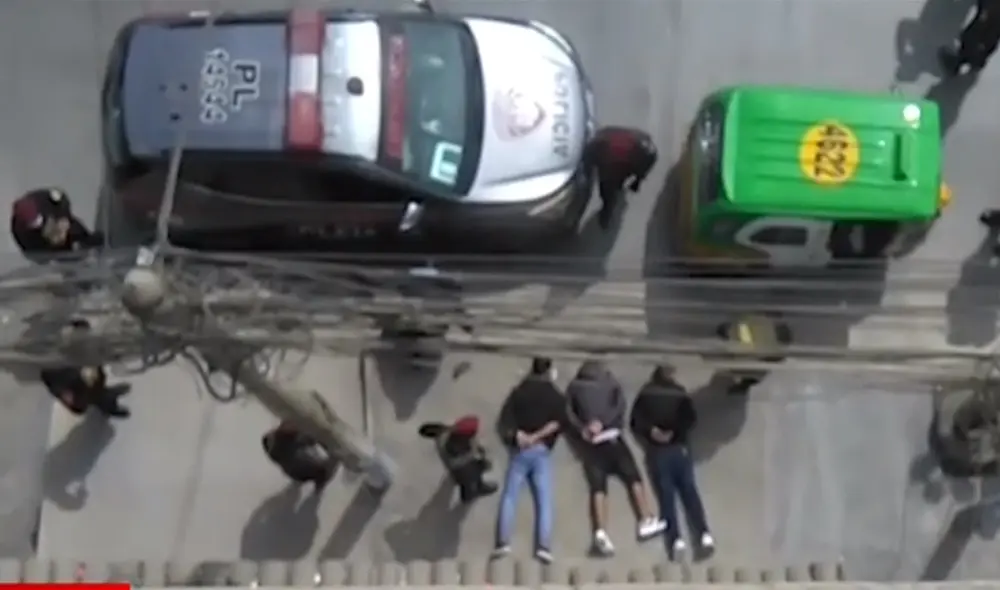 La banda criminal se desplazaba en una mototaxi y portaba dos armas de fuego. Foto: captura de América Noticias La banda criminal se desplazaba en una mototaxi y portaba dos armas de fuego. Foto: captura de América Noticias