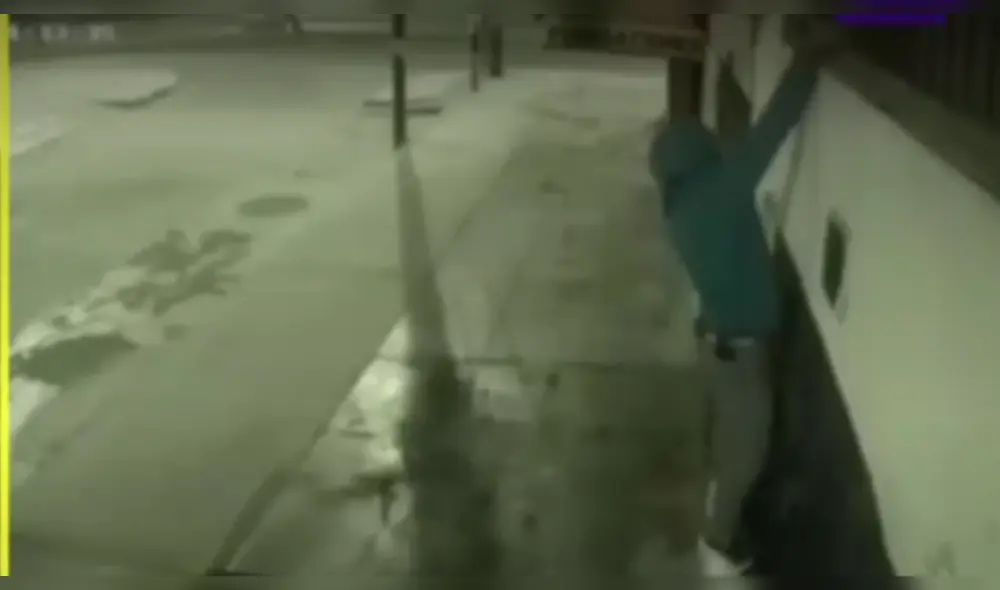 Sujeto primero trepó a una reja y un muro para lograr meterse por la ventana. Foto: captura de Latina Noticias Sujeto primero trepó a una reja y un muro para lograr meterse por la ventana. Foto: captura de Latina Noticias