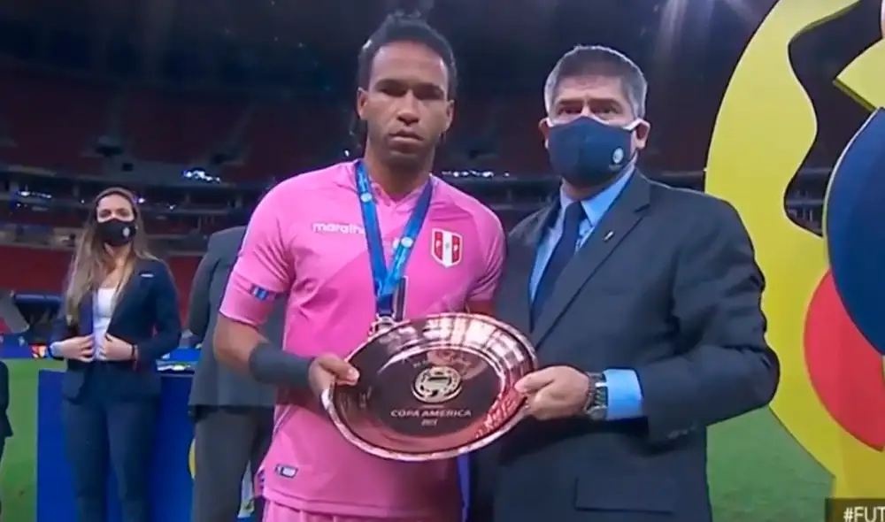 Gallese, capitán de Perú durante el campeonato, recibió distinción de manos de la Conmebol. Foto: captura de DirecTV Sports