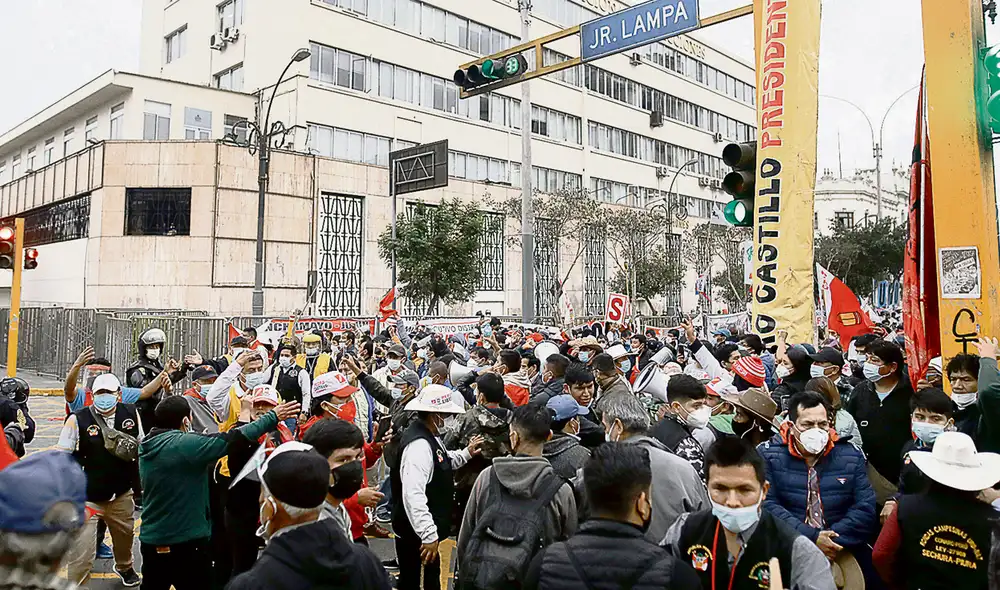 Vigilias electorales. Afuera de la sede central del JNE, simpatizantes de Castillo hacen plantones buscando que ya no se dilate más el proceso. Foto: Aldair Mejía / La República