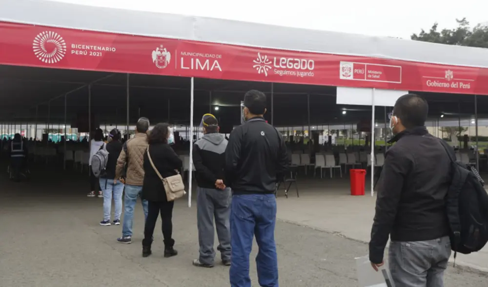A diferencia de otros días, el vacunatorio del Parque de la Exposición lució con menos gente que lo habitual. Foto: Carlos Félix/La República A diferencia de otros días, el vacunatorio del Parque de la Exposición lució con menos gente que lo habitual. Foto: Carlos Félix/La República