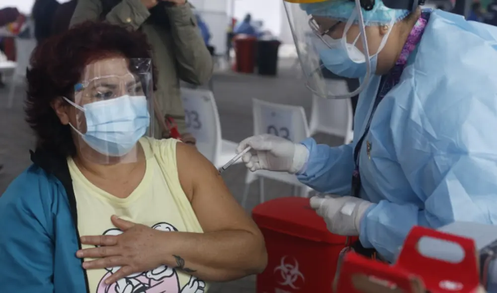 Vacunatorio del Complejo Deportivo Andrés Avelino Cáceres, en Villa María del Triunfo. Foto: Carlos Félix / La República Vacunatorio del Complejo Deportivo Andrés Avelino Cáceres, en Villa María del Triunfo. Foto: Carlos Félix / La República