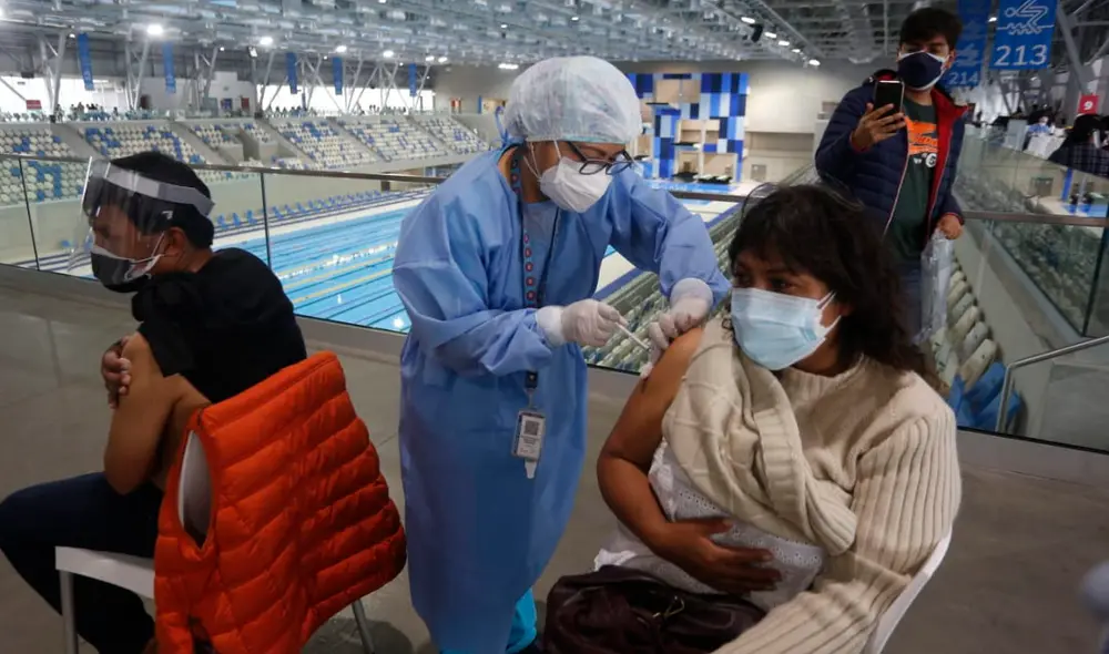 Vacunatón durará un promedio de 36 horas y se espera inmunizar a una gran cantidad de personas. Foto: Carlos Félix / La República Vacunatón durará un promedio de 36 horas y se espera inmunizar a una gran cantidad de personas. Foto: Carlos Félix / La República