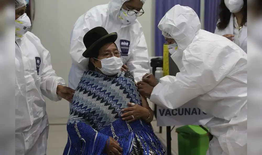 El plan de vacunación de Bolivia inició con el personal sanitario de primera línea y ahora se ha incluido a mayores de 18 años y mujeres embarazadas. Foto: Martín Alipaz/EFE/referencial El plan de vacunación de Bolivia inició con el personal sanitario de primera línea y ahora se ha incluido a mayores de 18 años y mujeres embarazadas. Foto: Martín Alipaz/EFE/referencial