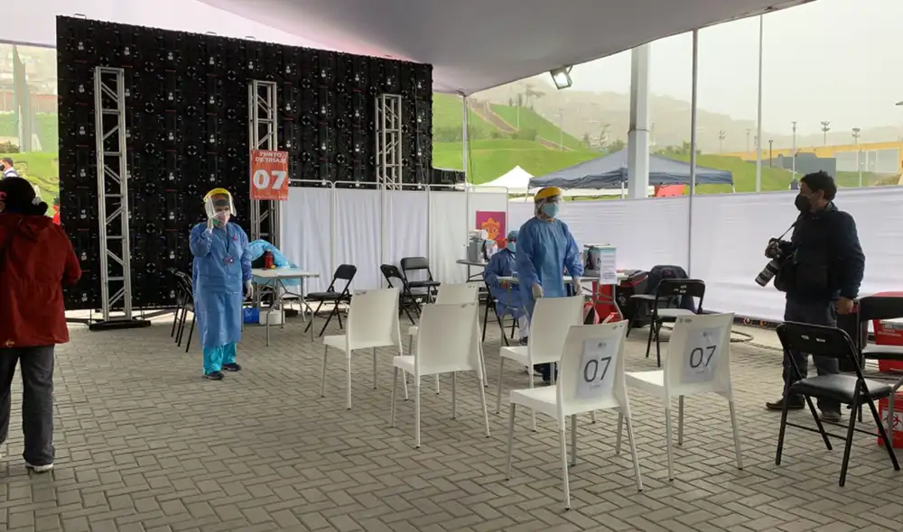 Así era la situación al mediodía en el vacunatorio del Complejo de VMT, uno de los que estará abierto 36 horas seguidas. Foto: Ángela Valdivia/La República Así era la situación al mediodía en el vacunatorio del Complejo de VMT, uno de los que estará abierto 36 horas seguidas. Foto: Ángela Valdivia/La República