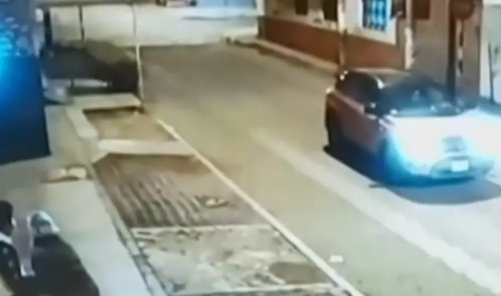 Agente se dirigía al Escuadrón Verde en su camioneta. Foto: captura de América Noticias