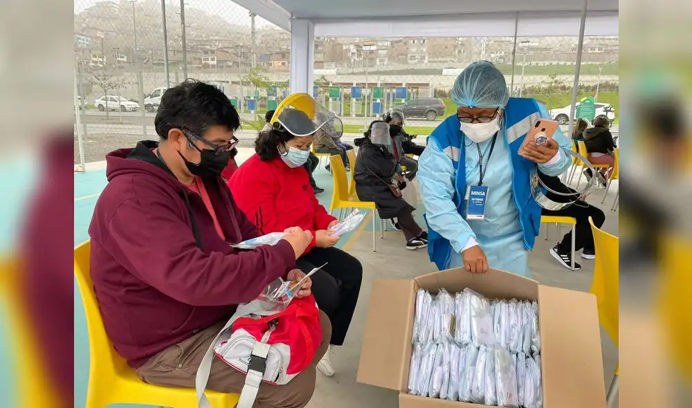 Ciudadanos recibieron mascarillas gratuitas. Foto: Minsa Ciudadanos recibieron mascarillas gratuitas. Foto: Minsa