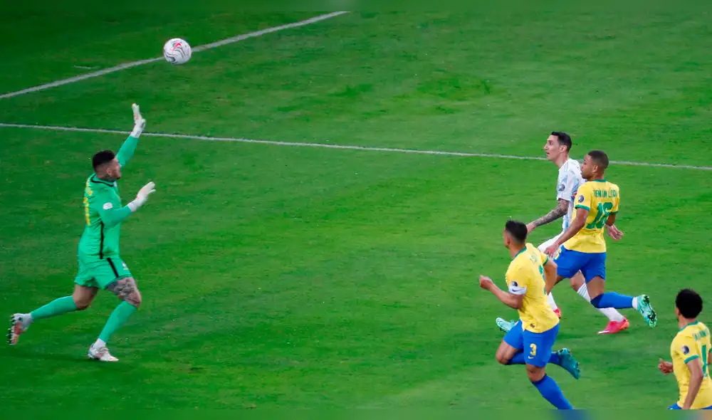 Di María vence a Ederson Moraes en la final de la Copa América 2021. Foto: EFE