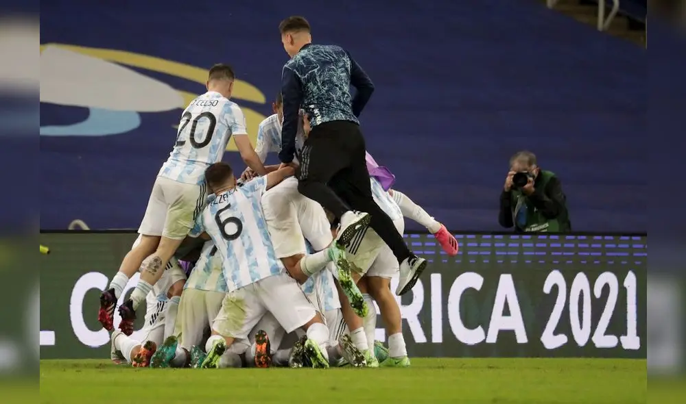 Los jugadores de la Argentina rompieron en llanto apenas sonó el pitazo final. Foto: EFE