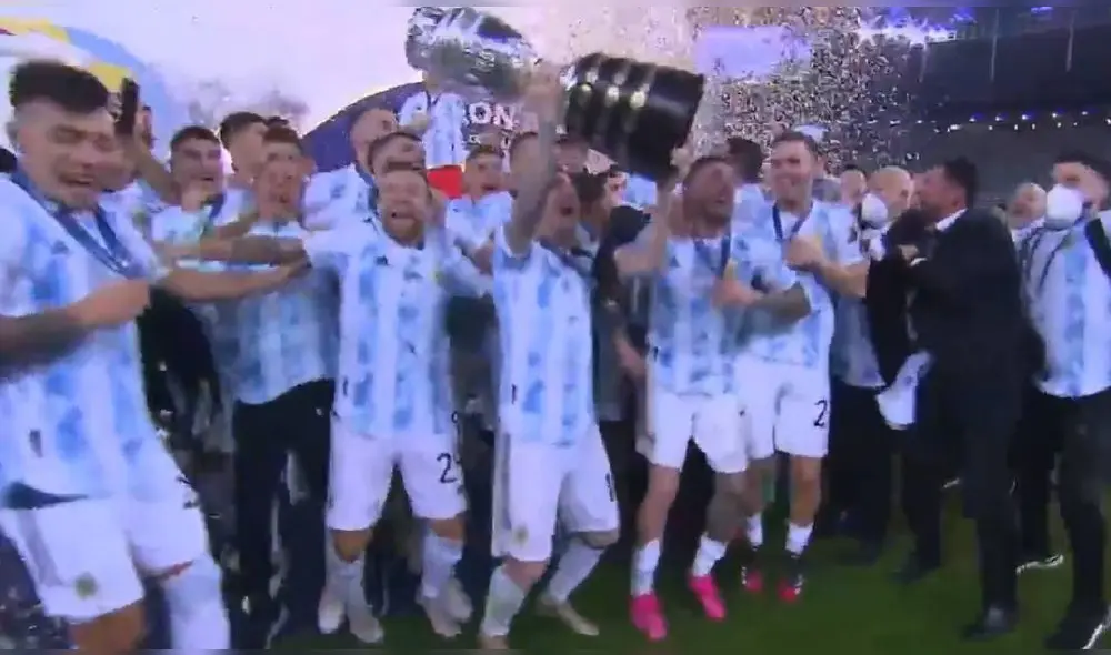 Así fue el momento en que Messi cargó el trofeo de campeón. Foto: captura/DirecTV Sports