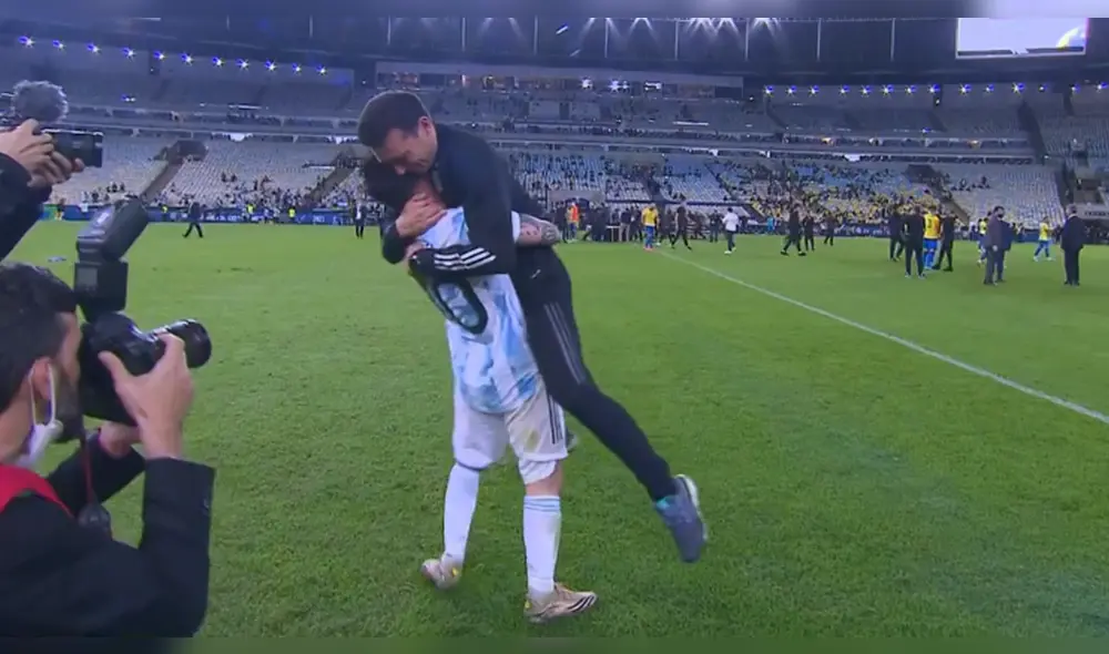 Abrazo entre el seleccionador y el delantero tras ganarle a Brasil. Foto: captura de Twitter. Abrazo entre el seleccionador y el delantero tras ganarle a Brasil. Foto: captura de Twitter.