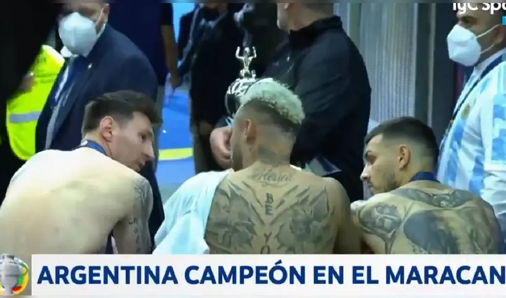 Los compañeros se dieron un tiempo para hablar en los vestuarios. Foto: captura/TyC Sports