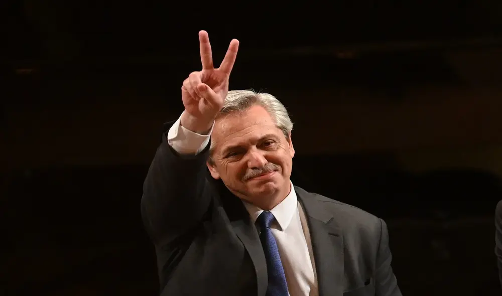 El presidente Alberto Fernández felicita a la selección de su país por el triunfo en la final de la Copa América 2021. Foto: AFP/referencial