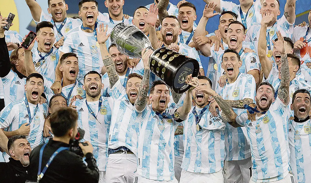 Felicidad. Messi, junto a sus compañeros, alza la copa obtenida por la Albiceleste luego de vencer a Brasil en el Maracaná. Foto: difusión