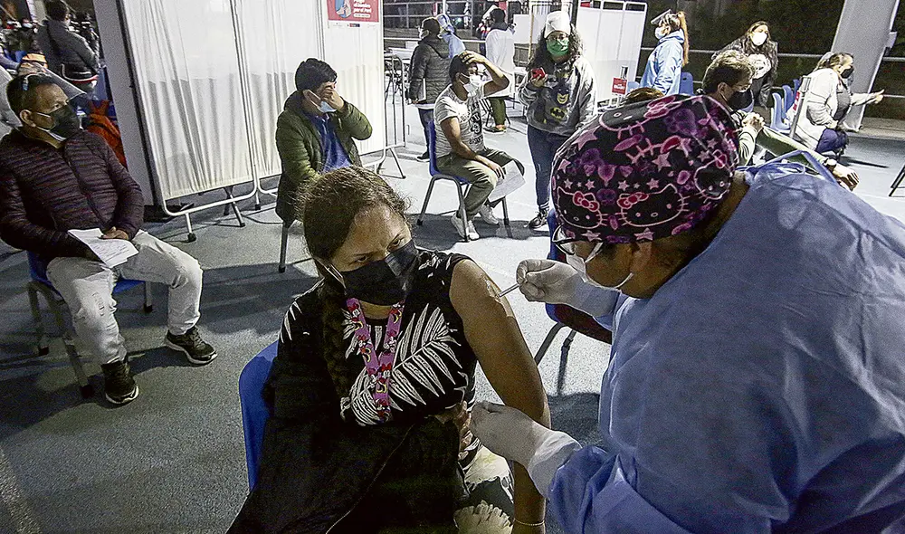 Pone el hombro. La atención prosiguió en la madrugada. Foto: John Reyes/La República Pone el hombro. La atención prosiguió en la madrugada. Foto: John Reyes/La República