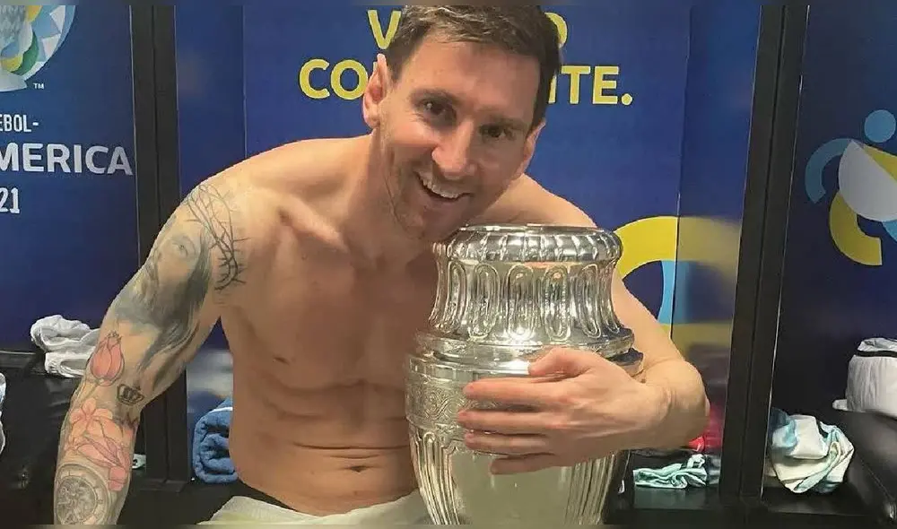 Lionel Messi posando con el trofeo de la Copa América. Foto: Instagram