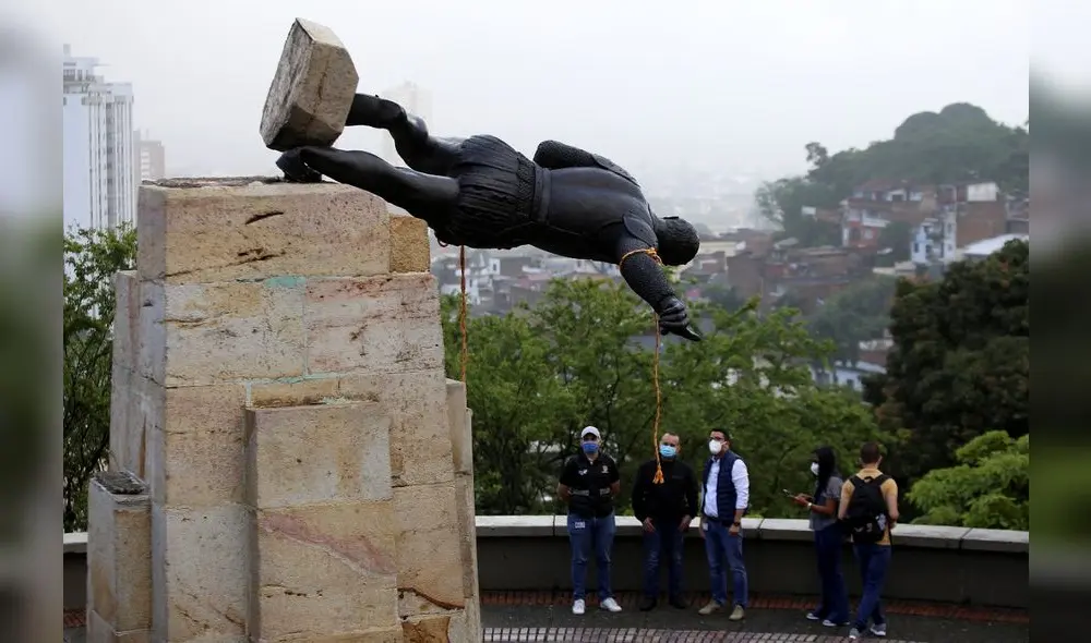 En abril, indígenas colombianos derribaron la estatua del conquistador Sebastián de Belalcázar en Cali. Foto: AFP. En abril, indígenas colombianos derribaron la estatua del conquistador Sebastián de Belalcázar en Cali. Foto: AFP.