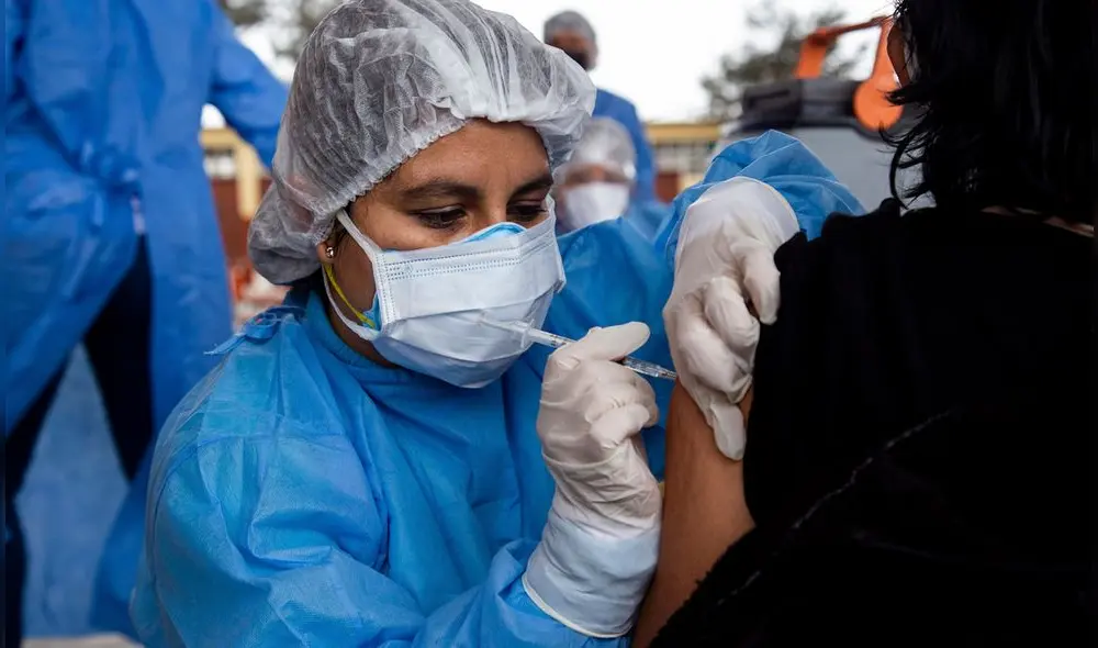 Vacunación se realiza en el parque principal de Nuevo Chimbote. Foto: Diresa Áncash Vacunación se realiza en el parque principal de Nuevo Chimbote. Foto: Diresa Áncash