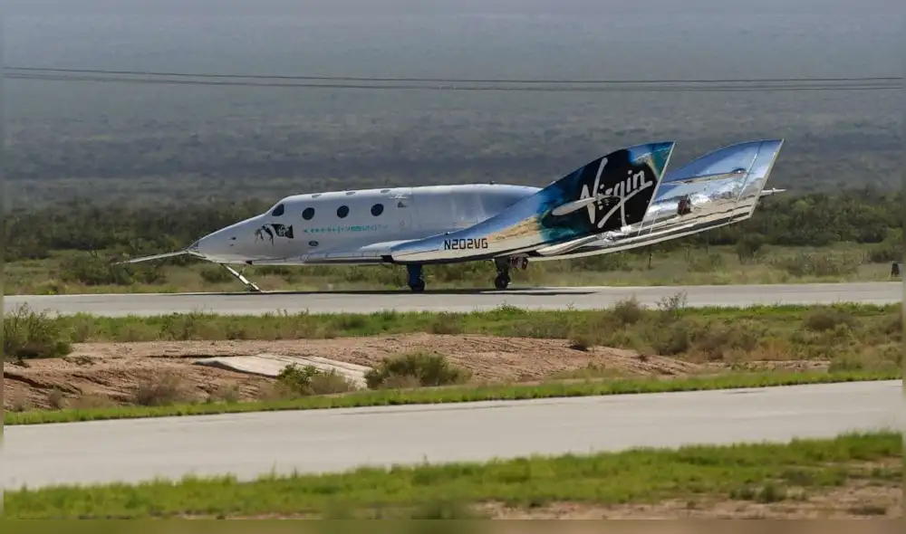 El avión espacial Virgin Galactic, Unity, regresa a la Tierra después de que la nave nodriza se separó en Spaceport America, cerca de Truth and Consequences, Nuevo México, el 11 de julio de 2021. Foto: AFP