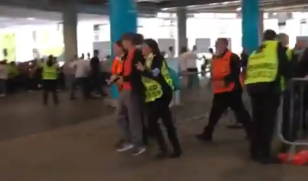 Un hincha siendo retirado de las instalaciones del Wembley Stadium. Foto: captura Twitter