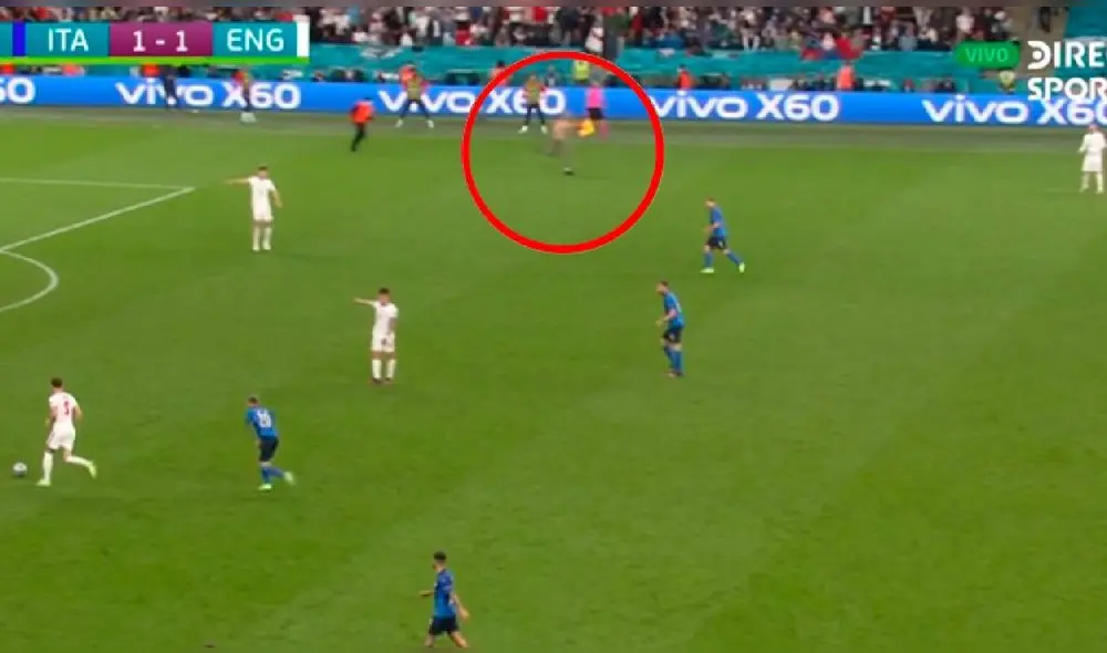 Hincha irrumpe en el campo de Wembley en la segunda mitad de la final. Foto: captura/DirecTV Sports