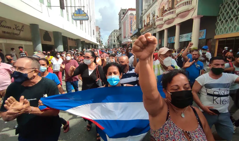 Gritando especialmente “Patria y Vida”, el título de una polémica canción, los manifestantes marcharon por San Antonio de los Baños. Foto: AFP Gritando especialmente “Patria y Vida”, el título de una polémica canción, los manifestantes marcharon por San Antonio de los Baños. Foto: AFP