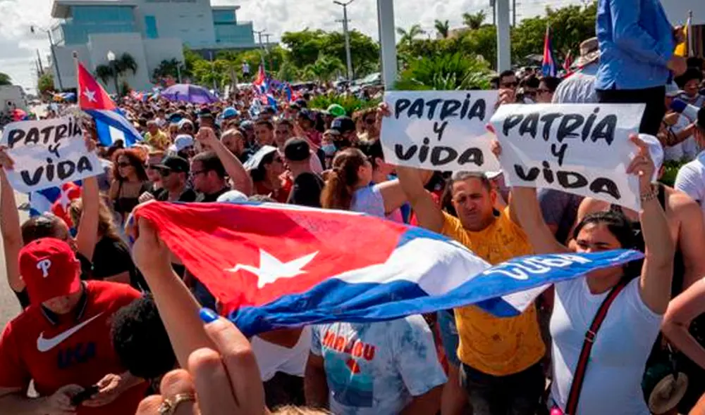 Gritando “¡Abajo la dictadura!” y “No tenemos miedo”, los manifestantes marcharon por varios poblados. Foto: EFE Gritando “¡Abajo la dictadura!” y “No tenemos miedo”, los manifestantes marcharon por varios poblados. Foto: EFE