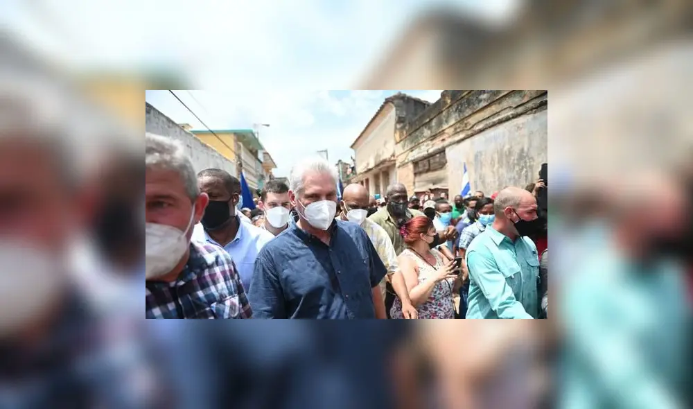 El presidente de Cuba, Miguel Díaz-Canel, fue visto durante una manifestación realizada por ciudadanos para exigir mejoras en el país, en San Antonio de los Baños, el 11 de julio de 2021. (Foto de Yamil LAGE / AFP). El presidente de Cuba, Miguel Díaz-Canel, fue visto durante una manifestación realizada por ciudadanos para exigir mejoras en el país, en San Antonio de los Baños, el 11 de julio de 2021. (Foto de Yamil LAGE / AFP).