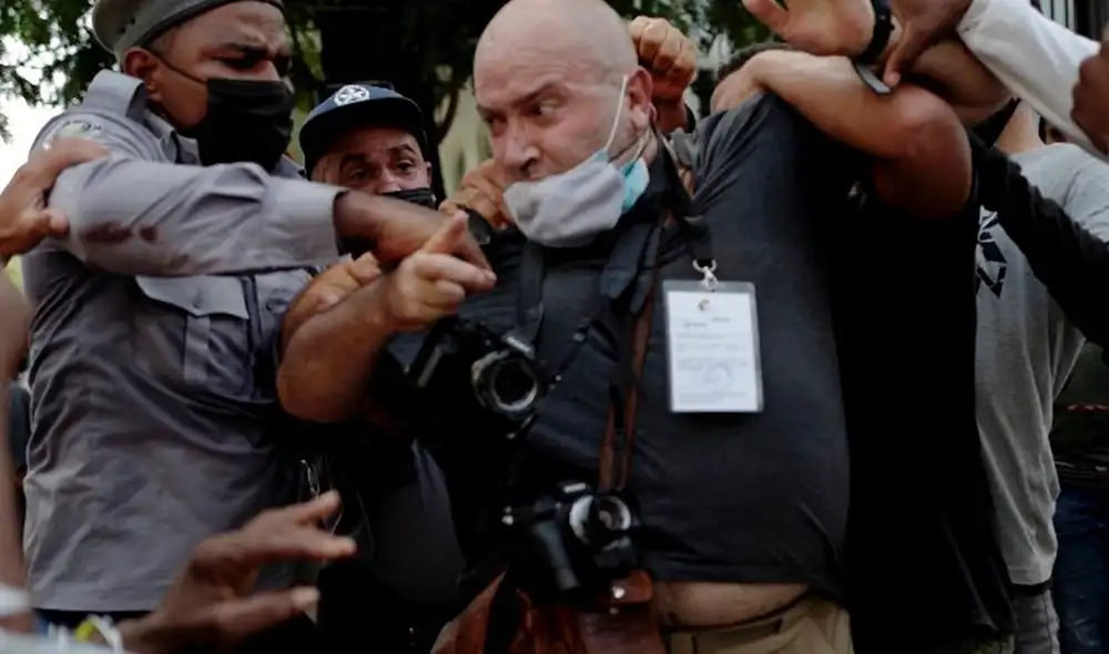 AP señaló que otro de sus colabores fue atacado durante las manifestaciones. Foto: Michael Weissenstein/Twitter