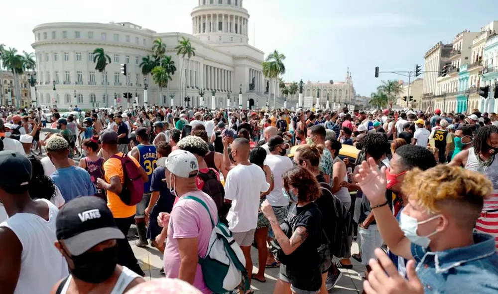 Miles de cubanos se manifestaron frente al Capitolio de La Habana. Foto: AFP