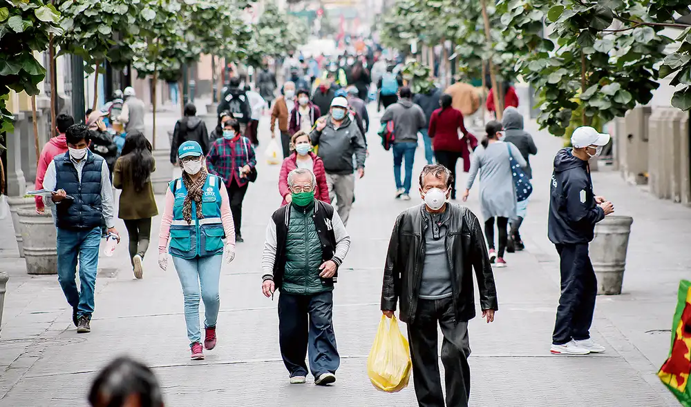 Variación. La clase media cayó de 43,6% a 24% en 2020. Unos 6,3 millones de peruanos dejaron de ser de este grupo poblacional. Foto: Antonio Melgarejo / La República