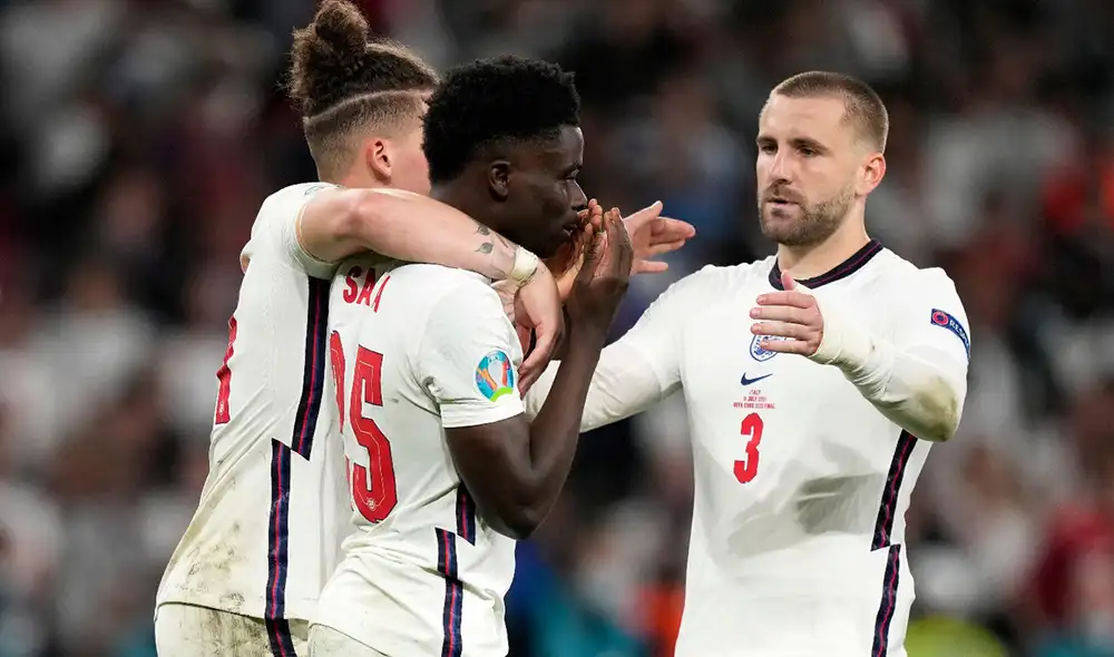 Bukayo Saka, quien falló el penal decisivo para Inglaterra, fue una de las víctimas del ataque racista en redes. Foto: EFE