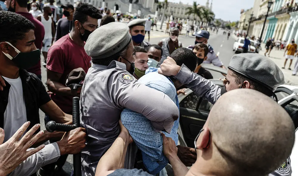 Represiones se dieron después de que el mandatario Díaz Canel convocara a sus partidarios a salir a enfrentar a los manifestantes. Foto: Adalberto Roque /AFP Represiones se dieron después de que el mandatario Díaz Canel convocara a sus partidarios a salir a enfrentar a los manifestantes. Foto: Adalberto Roque /AFP