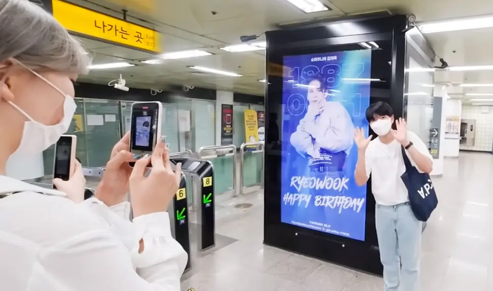 Kim Ryeowook de SUPER JUNIOR sorprendiendo a un par de ELF. Foto: captura 려욱이의 아지트