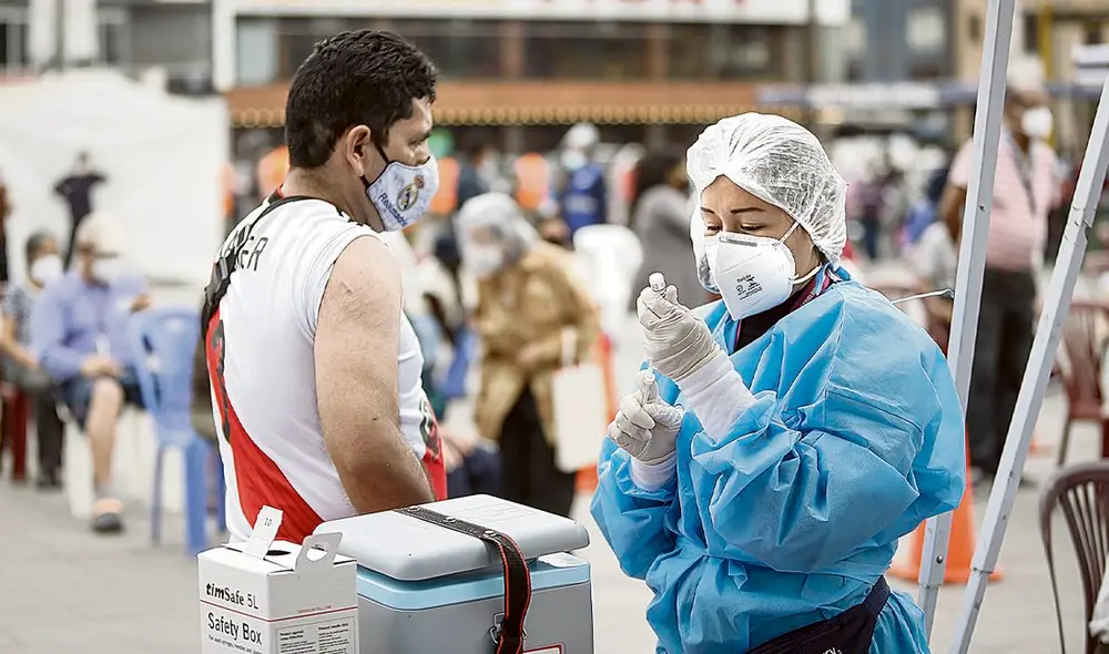 Los ciudadanos continúan acudiendo a vacunatorios. Foto: La República