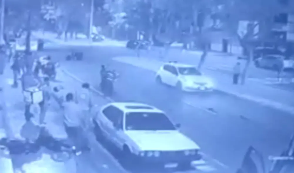 Vecinos y otros repartidores que pasaban por la zona auxiliaron al herido. Foto: captura de La República