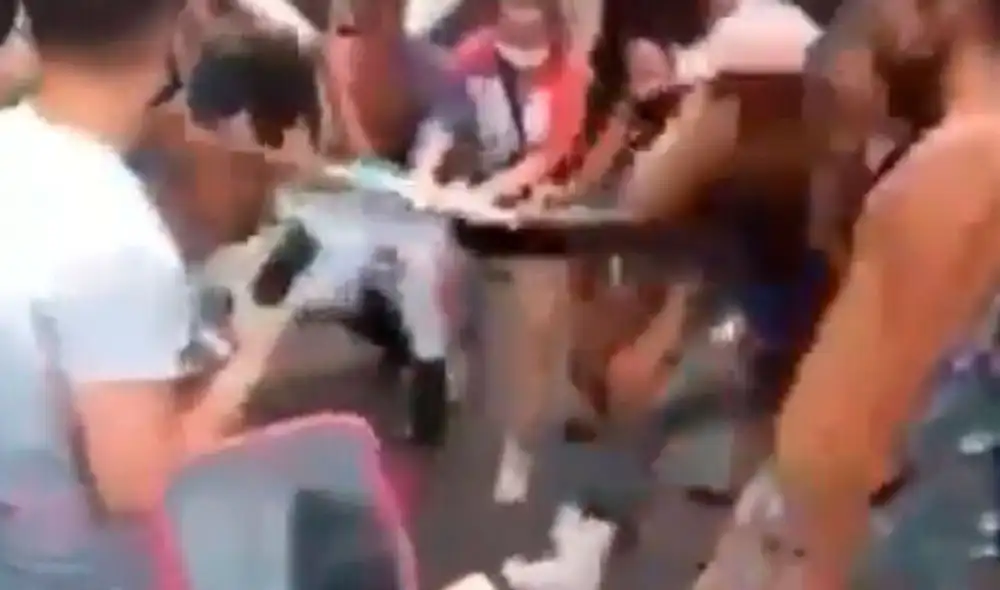 Manifestantes destruyen cuadro de Fidel Castro. Foto: captura video