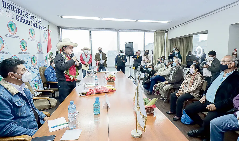 Encuentros. Castillo se reunió con dirigentes de los usuarios de riego en una jornada en la que seguía evaluando posibles perfiles para su gobierno. Foto: José Cristóbal / La República Encuentros. Castillo se reunió con dirigentes de los usuarios de riego en una jornada en la que seguía evaluando posibles perfiles para su gobierno. Foto: José Cristóbal / La República