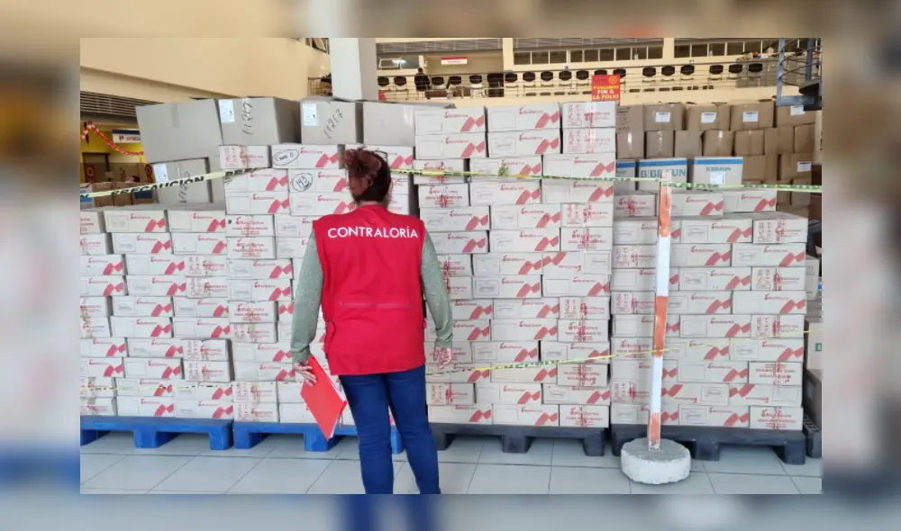 Los técnicos de la Contraloría supervisaron el almacén del Hospital Regional Lambayeque. Foto: Contraloría