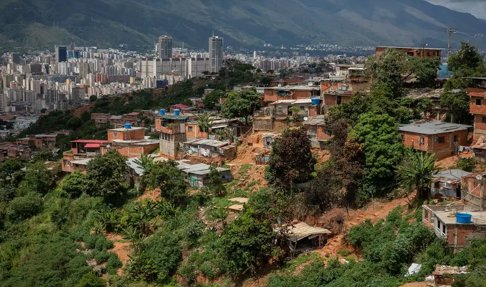 ACOMPAÑA CRÓNICA: VENEZUELA VIOLENCIA - AME1966. CARACAS (VENEZUELA), 13/07/2021.- Vista del caserío en la parte alta del barrio Cota 905, el 11 de julio de 2021, en Caracas (Venezuela). Los residentes del oeste de Caracas retomaron la rutina en sus calles entre la incertidumbre y la calma, luego de vivir casi 72 horas de constantes tiroteos que empezaron en la barriada de la Cota 905, entre bandas armadas y funcionarios policiales, y que se extendieron, al menos, a cinco zonas cercanas. Los sectores de El Paraíso y El Cementerio, colindantes con la montañosa Cota 905, han retomado su actividad comercial, mientras los ciudadanos caminan por las vías principales, desiertas entre el miércoles y el viernes de la semana pasada. EFE/ Rayner Peña ACOMPAÑA CRÓNICA: VENEZUELA VIOLENCIA - AME1966. CARACAS (VENEZUELA), 13/07/2021.- Vista del caserío en la parte alta del barrio Cota 905, el 11 de julio de 2021, en Caracas (Venezuela). Los residentes del oeste de Caracas retomaron la rutina en sus calles entre la incertidumbre y la calma, luego de vivir casi 72 horas de constantes tiroteos que empezaron en la barriada de la Cota 905, entre bandas armadas y funcionarios policiales, y que se extendieron, al menos, a cinco zonas cercanas. Los sectores de El Paraíso y El Cementerio, colindantes con la montañosa Cota 905, han retomado su actividad comercial, mientras los ciudadanos caminan por las vías principales, desiertas entre el miércoles y el viernes de la semana pasada. EFE/ Rayner Peña