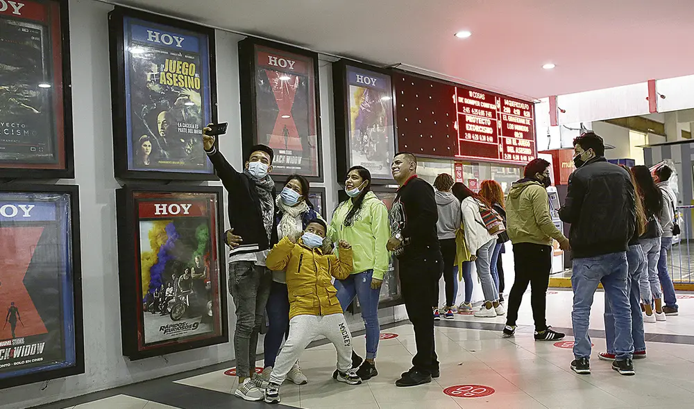 En cartelera. Esta semana, las primeras salas reabrieron al público tras 15 meses de para debido a la llegada de la pandemia. Foto: John Reyes/La República En cartelera. Esta semana, las primeras salas reabrieron al público tras 15 meses de para debido a la llegada de la pandemia. Foto: John Reyes/La República
