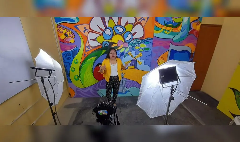 Profesoras escriben su guión antes de salir en televisión. Foto: Ugel Paita.