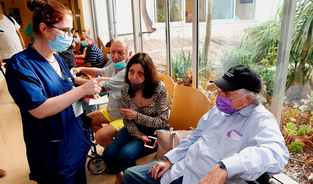 Pacientes esperan por una dosis de la vacuna Pfizer en una clínica de Israel. Foto: AFP Pacientes esperan por una dosis de la vacuna Pfizer en una clínica de Israel. Foto: AFP
