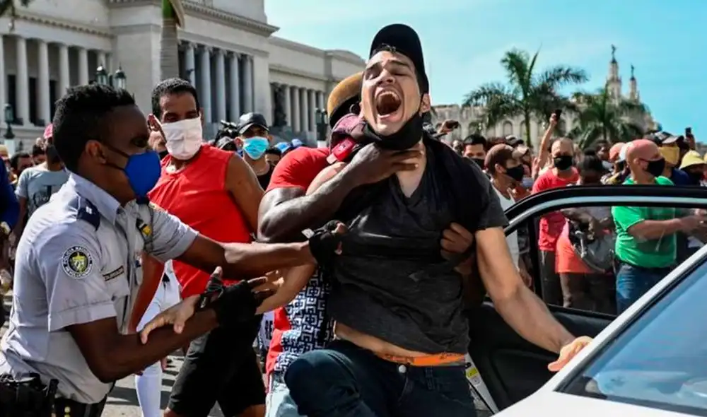 Miles de cubanos marchan desde el domingo 11 de julio por las calles de todo el país al grito de “¡Libertad!”, “¡Abajo la dictadura!”, “No tenemos miedo”, y “Patria y vida”. Foto: AFP