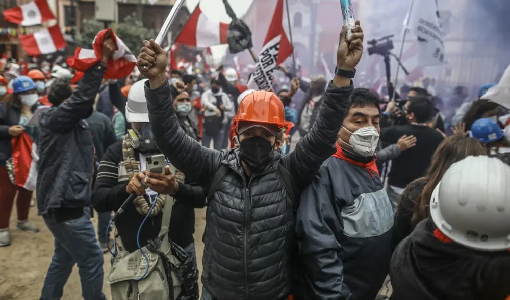 Simpatizantes  de fuerza popular realizan disturbios en los exteriores de Palacio de Gobierno. Foto: Aldair Mejía/La República